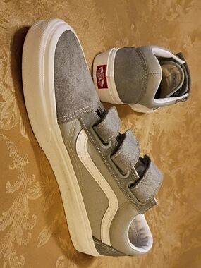 VANS Gray Suede & Canvas Velcro Skate  with White Stripe Women's 9.5 Men's 8.0